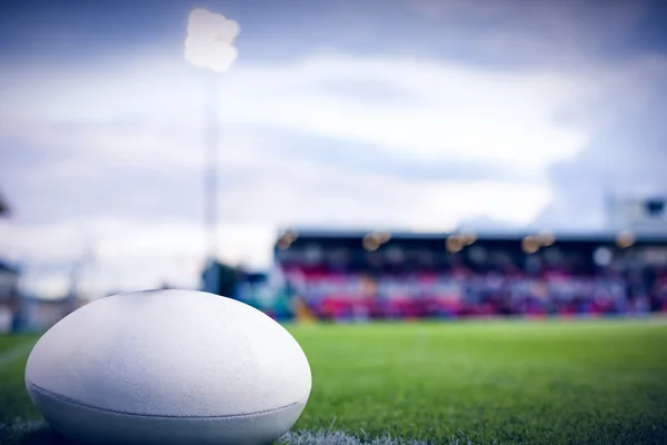 Pelota de rugby contra lanzamiento — Foto de Stock