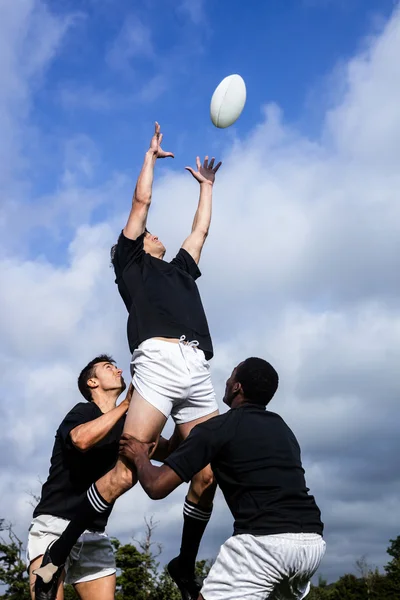 Graczy rugby skoki na Wyjście liniowe — Zdjęcie stockowe