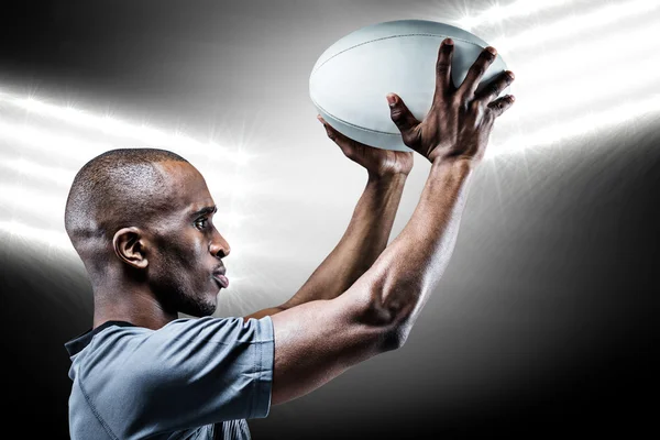 Atleet in positie van het gooien van de bal — Stockfoto
