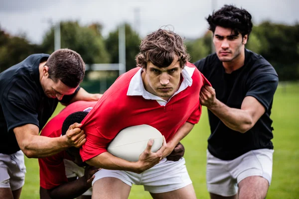 Jogadores de rugby enfrentando durante o jogo — Fotografia de Stock