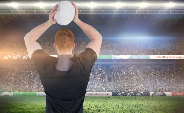 Jogador prestes a jogar uma bola de rugby — Fotografia de Stock