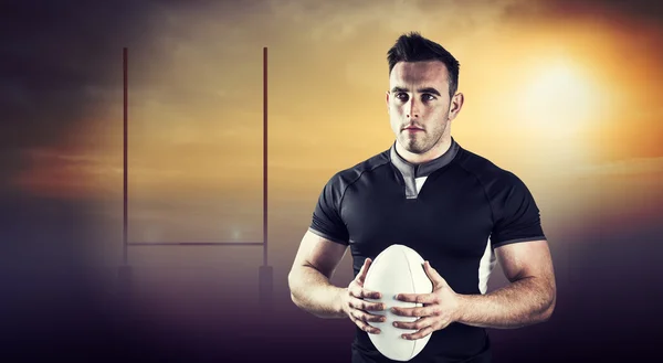 Joueur de rugby tenant le ballon — Photo