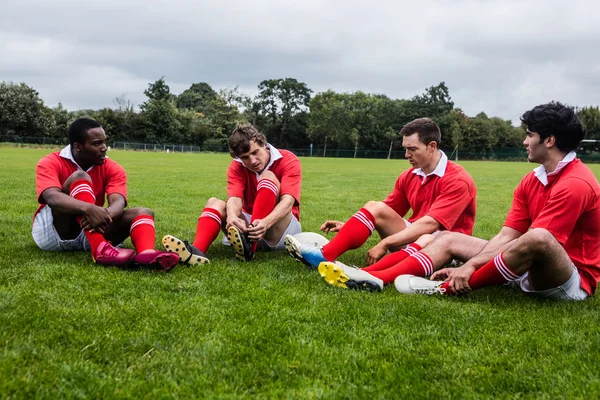 Rugbyspelers zitten op gras — Stockfoto