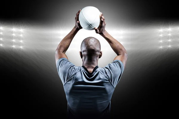 Friidrettsutøver som kaster rugbyball – stockfoto