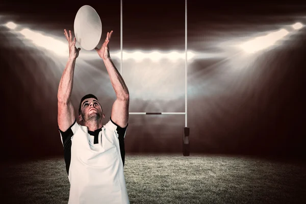 Rugby oyuncusu topu yakalıyor — Stok fotoğraf