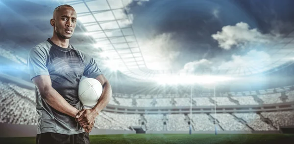 Deportista seguro con pelota de rugby —  Fotos de Stock