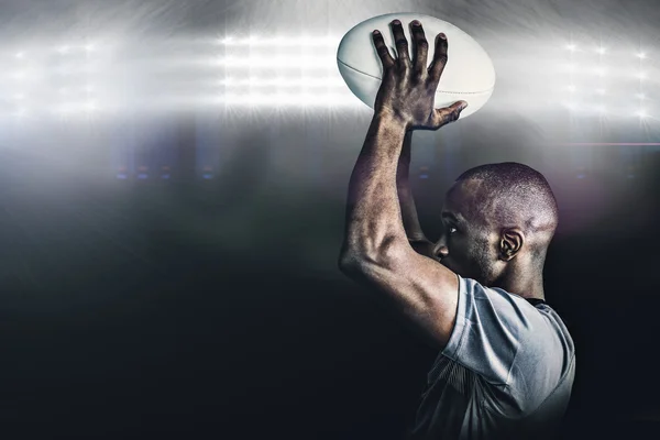 Rugby player rzucanie piłki — Zdjęcie stockowe