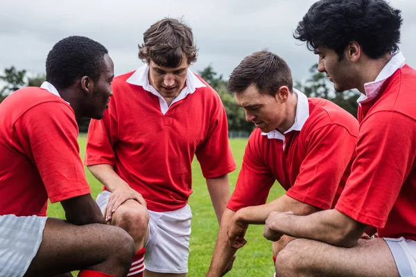 Jogadores de rugby discutindo táticas — Fotografia de Stock