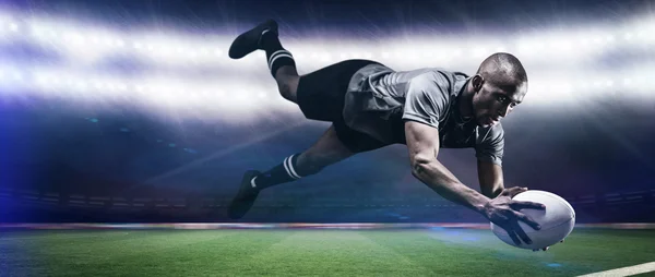 Sportler springt zum Ballfangen — Stockfoto