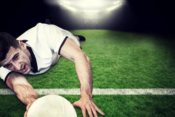 Homem segurando bola de rugby — Fotografia de Stock