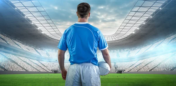 Jogador segurando uma bola de rugby — Fotografia de Stock