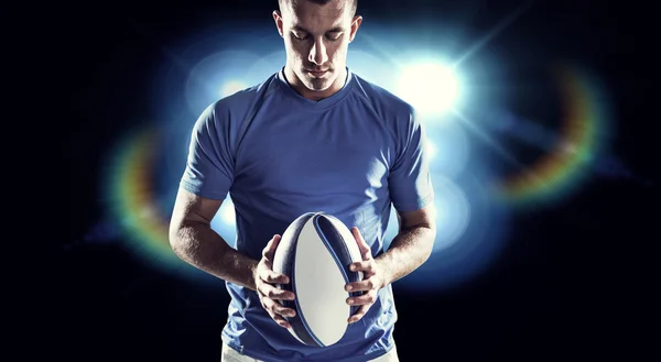 Jogador de rugby segurando bola — Fotografia de Stock