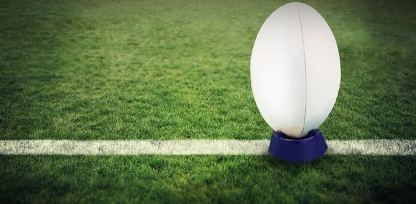 Pelota de rugby contra campo de rugby —  Fotos de Stock