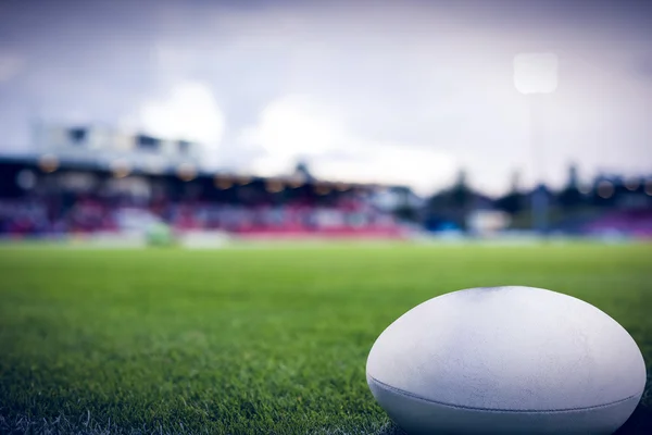 Pelota contra lanzamiento — Foto de Stock