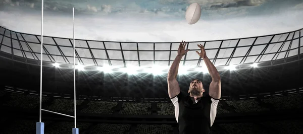 Jugador de rugby atrapando la pelota — Foto de Stock