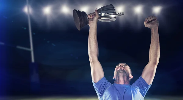 Jogador de rugby segurando troféu — Fotografia de Stock