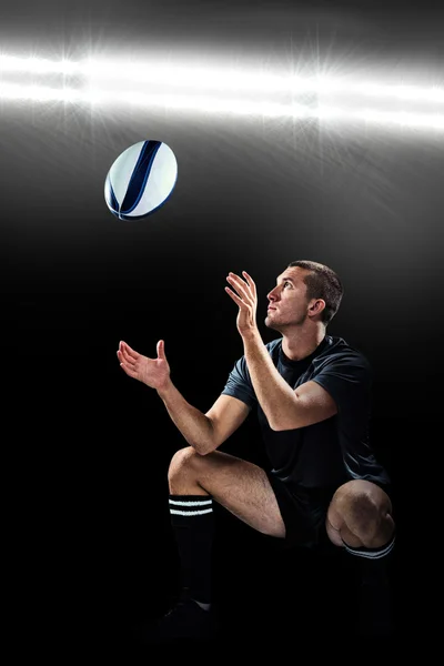 Rugby oyuncusu topu yakalıyor — Stok fotoğraf