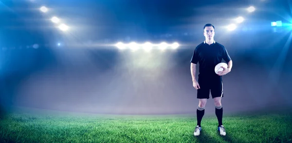 Jugador sosteniendo una pelota de rugby — Foto de Stock