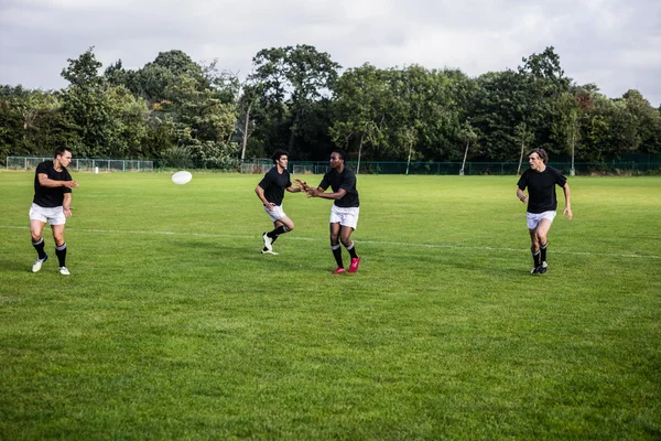 Les joueurs de rugby s'entraînent sur le terrain — Photo