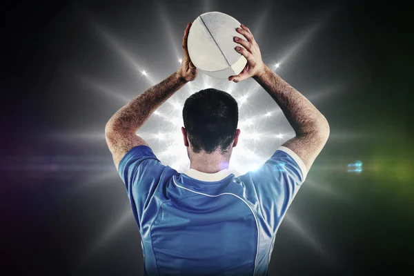 Spieler im Begriff, einen Rugbyball zu werfen — Stockfoto