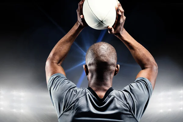 Deportista lanzando pelota de rugby — Foto de Stock