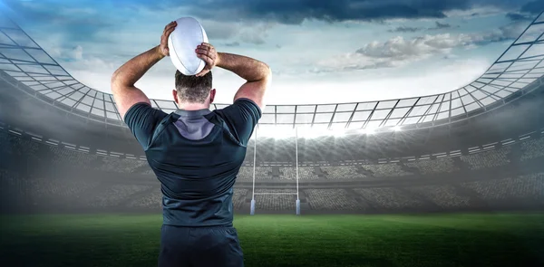 Jogador de rugby jogando bola — Fotografia de Stock