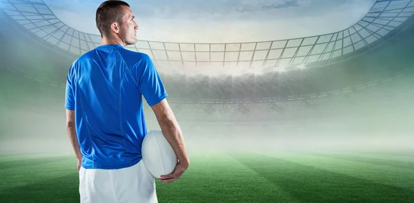 Jugador mirando hacia otro lado mientras sostiene la pelota — Foto de Stock