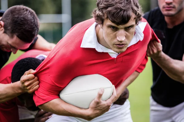 Jogadores de rugby enfrentando durante o jogo — Fotografia de Stock