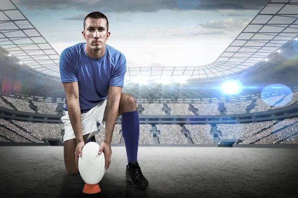 Joueur de rugby plaçant la balle — Photo