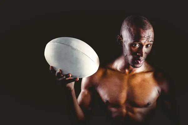 Desportista segurando bola de rugby — Fotografia de Stock