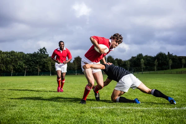 Jogadores de rugby enfrentando durante o jogo — Fotografia de Stock