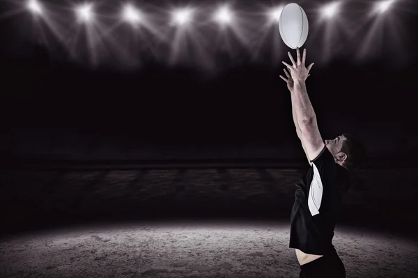 Spieler fängt einen Rugbyball — Stockfoto