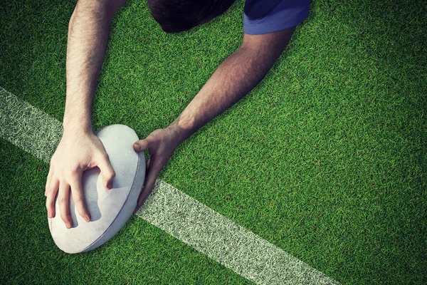 Jogador de rugby marcando uma tentativa — Fotografia de Stock