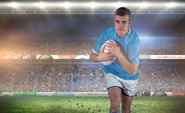 Игрок бегает с мячом для регби — стоковое фото