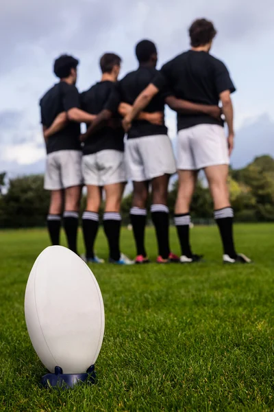 Rugbyspelare som står tillsammans — Stockfoto