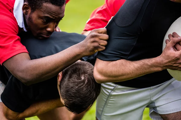 Jogadores que atacam durante o jogo — Fotografia de Stock