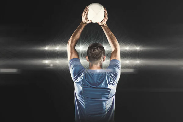 Спортивный игрок бросает мяч — стоковое фото