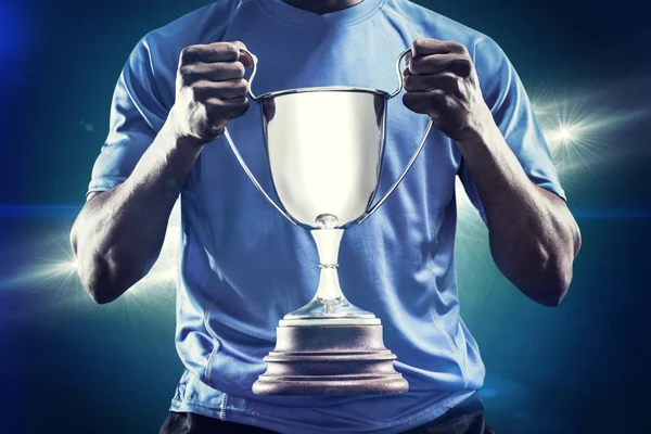 Sporcu holding kupa — Stok fotoğraf