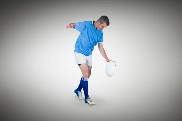 Игрок пинает мяч для регби — стоковое фото