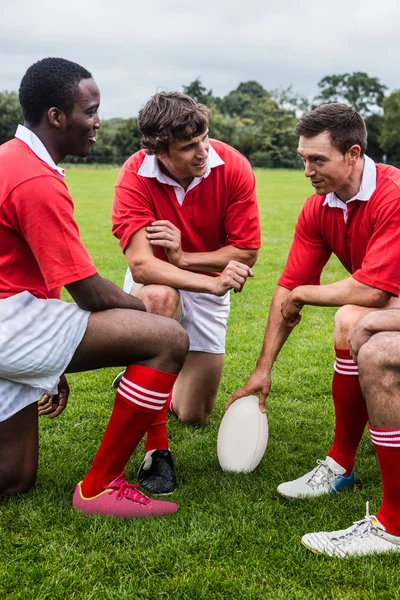 Jogadores de rugby discutindo táticas — Fotografia de Stock