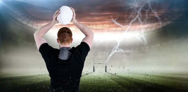 Jogador prestes a jogar uma bola de rugby — Fotografia de Stock
