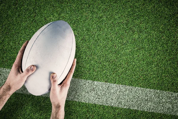 Pelaaja poseeraa rugby pallo — kuvapankkivalokuva