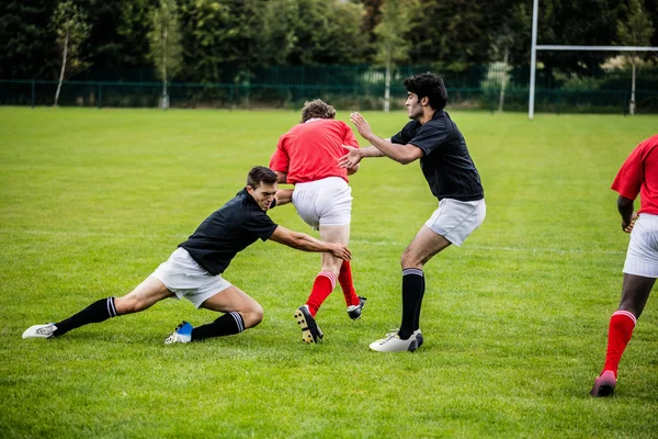 Jogadores de rugby jogando um jogo — Fotografia de Stock