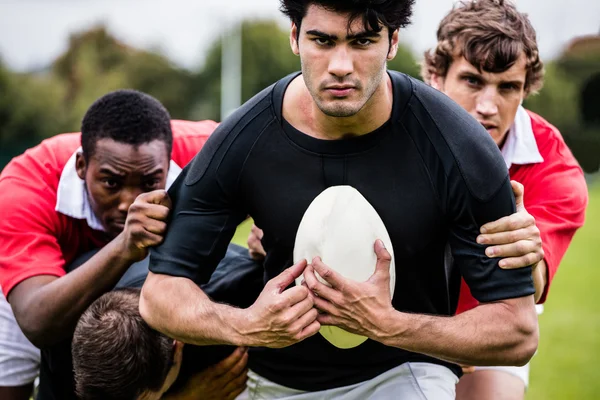 Rugby spillere tackle under spillet - Stock-foto