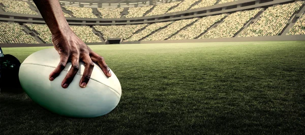 Idrottsman holding rugby bal — Stockfoto