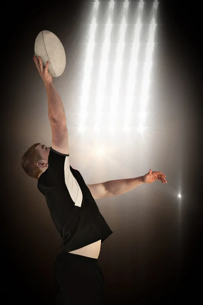 Oyuncu bir ragbi topu yakalıyor — Stok fotoğraf