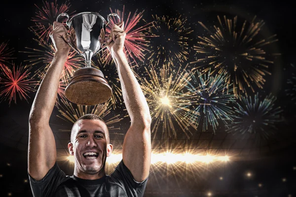 Jogador de rugby segurando troféu — Fotografia de Stock