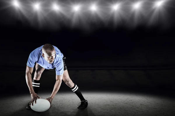 Jogador de rugby de depósito segurando bola — Fotografia de Stock