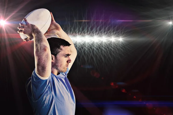 Spieler im Begriff, einen Rugbyball zu werfen — Stockfoto