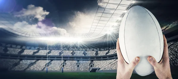 Jugador de atrapar una pelota de rugby — Foto de Stock